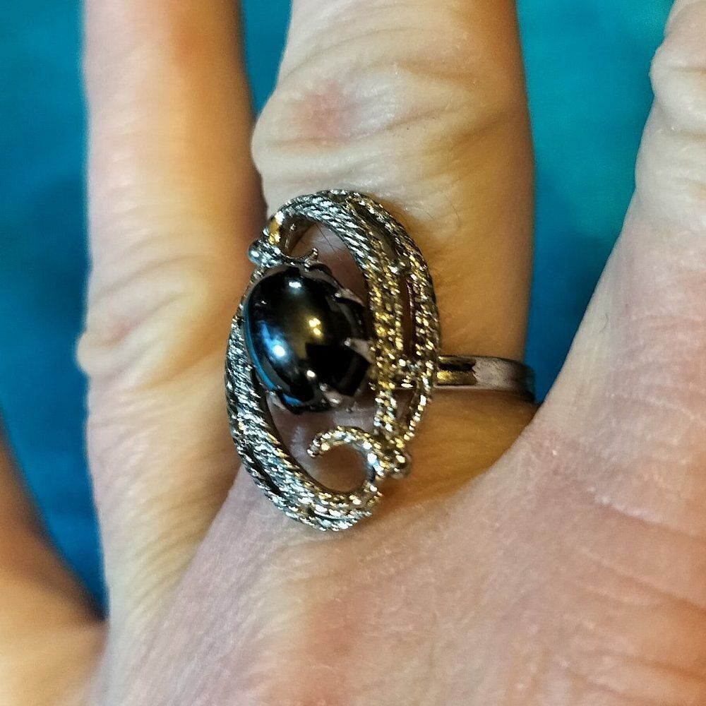 Sarah Cov. Vintage silver wrap around ring w metallic stone, size 8